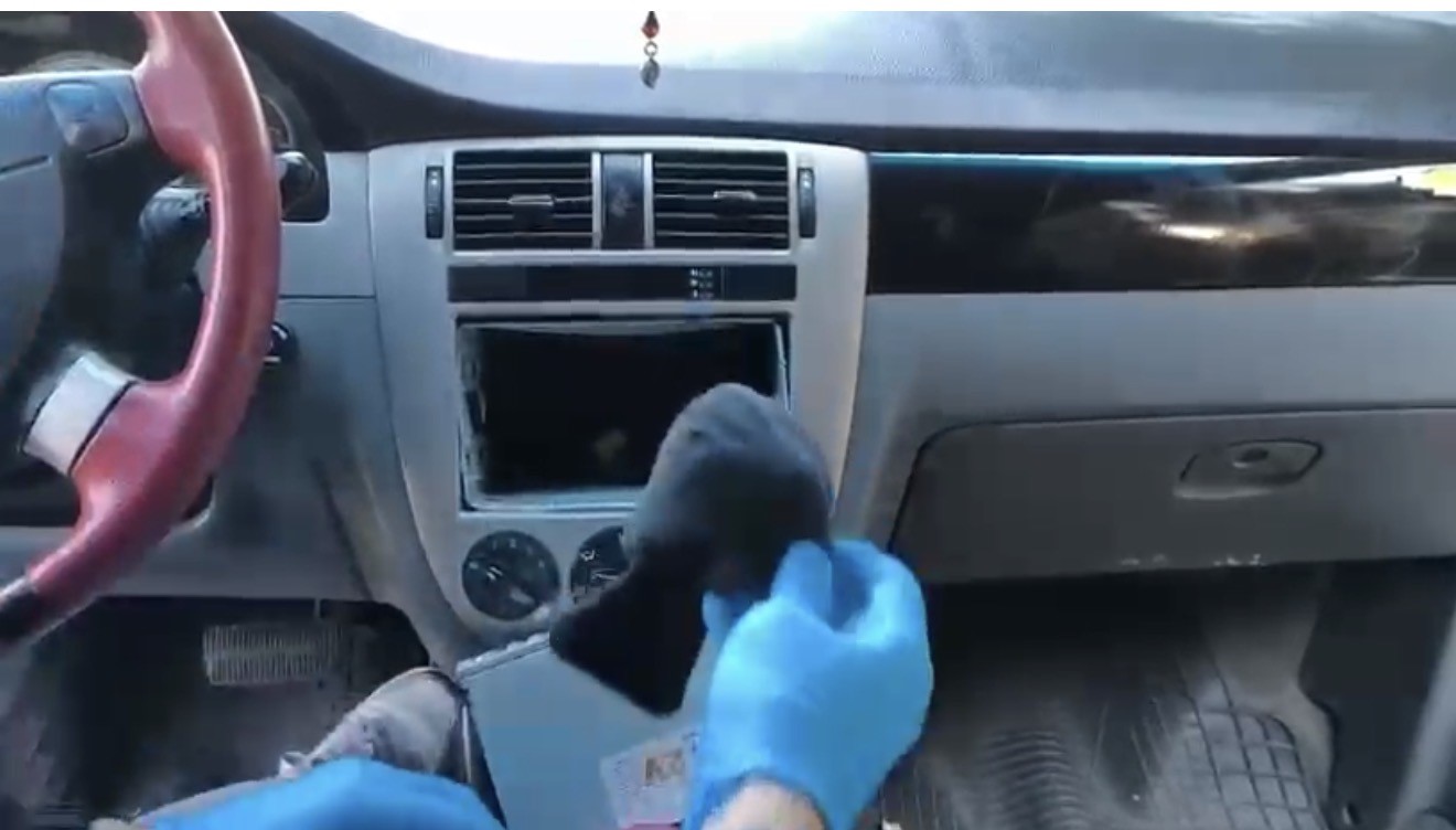 Oto teybinin arkasına gizlenen uyuşturucu ortaya çıkarıldı
