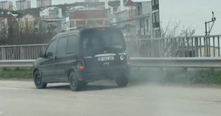 Otobanda tehlike...Ters yöne giren araç trafiği kilitledi
