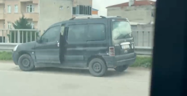 Otobanda tehlike...Ters yöne giren araç trafiği kilitledi
