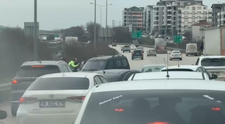 Otobanda tehlike...Ters yöne giren araç trafiği kilitledi
