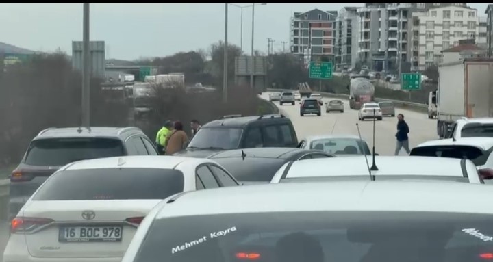 Otobanda tehlike...Ters yöne giren araç trafiği kilitledi
