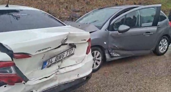 Otobanda zincirleme kaza: 4 araç birbirine girdi
