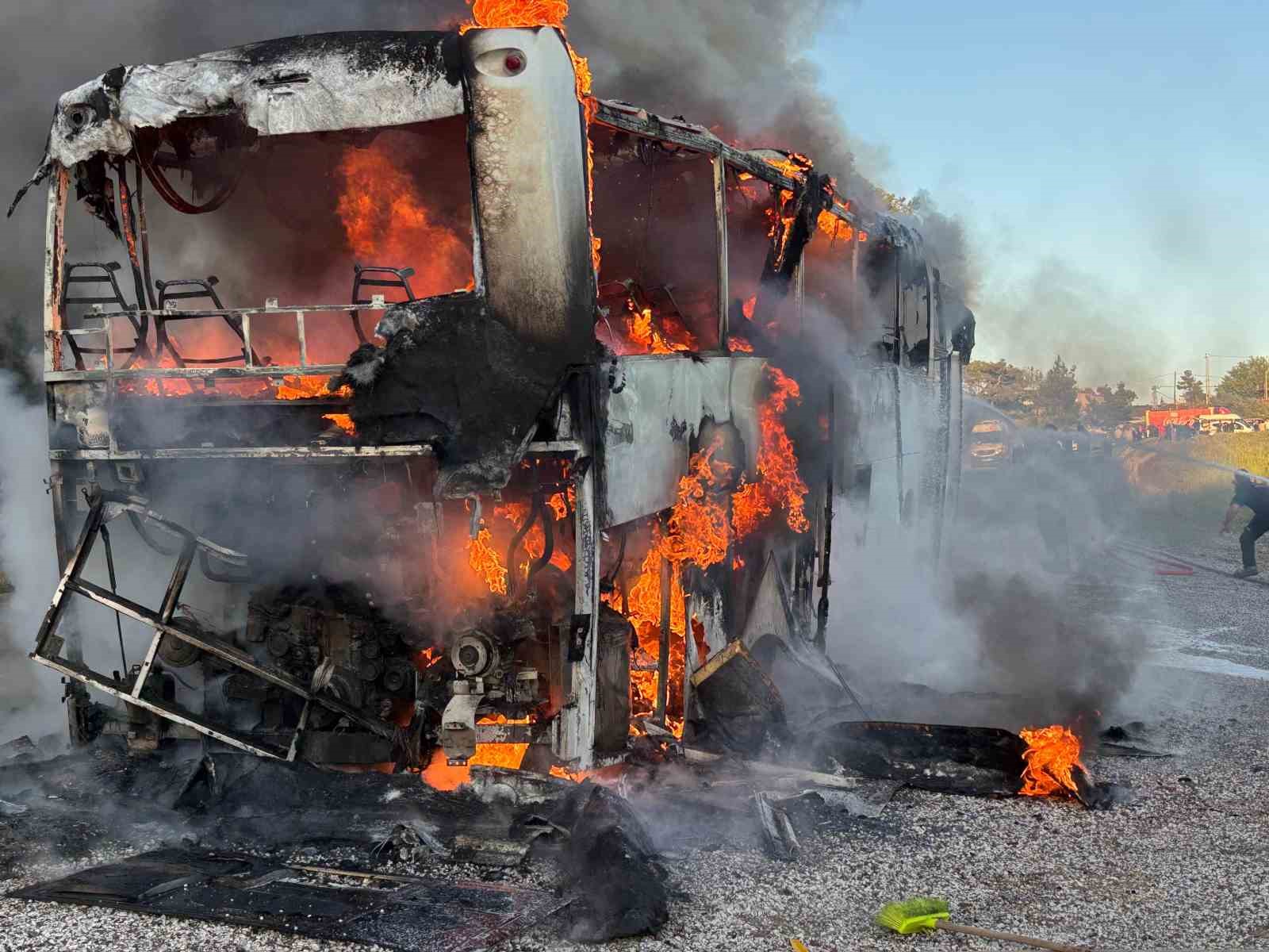 Otobüs alev topuna döndü, yolcular son anda kurtuldu
