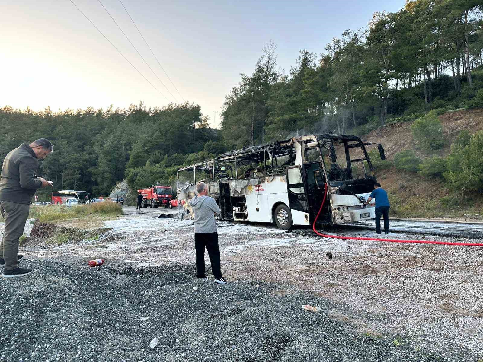 Otobüs alev topuna döndü, yolcular son anda kurtuldu
