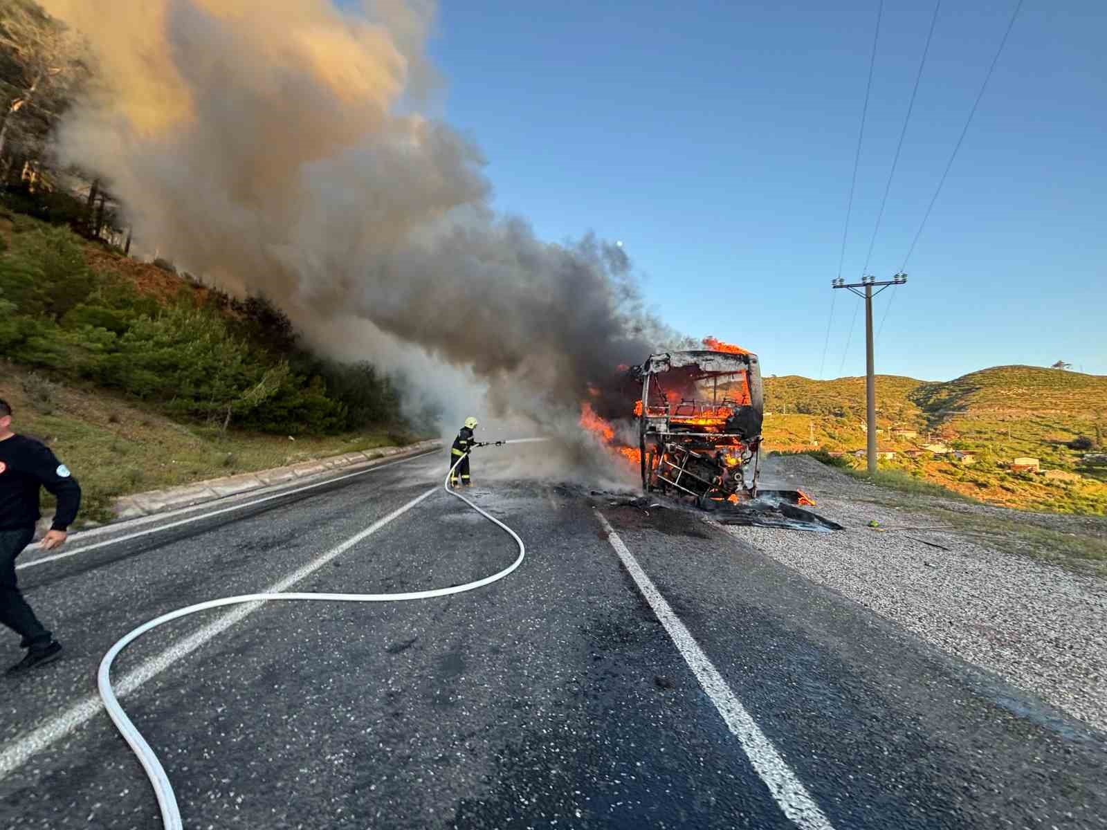 Otobüs alev topuna döndü, yolcular son anda kurtuldu
