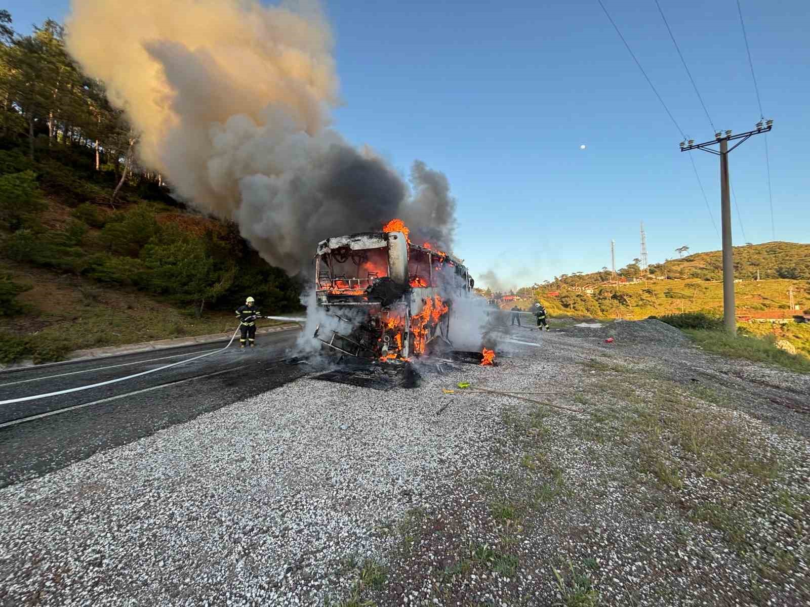 Otobüs alev topuna döndü, yolcular son anda kurtuldu
