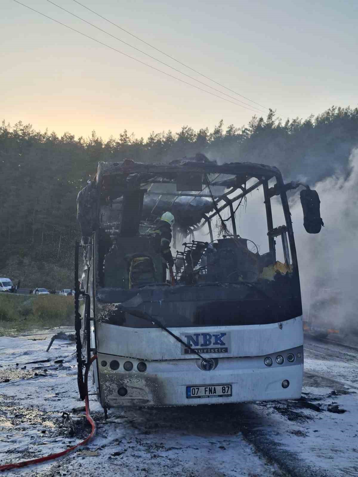 Otobüs alev topuna döndü, yolcular son anda kurtuldu

