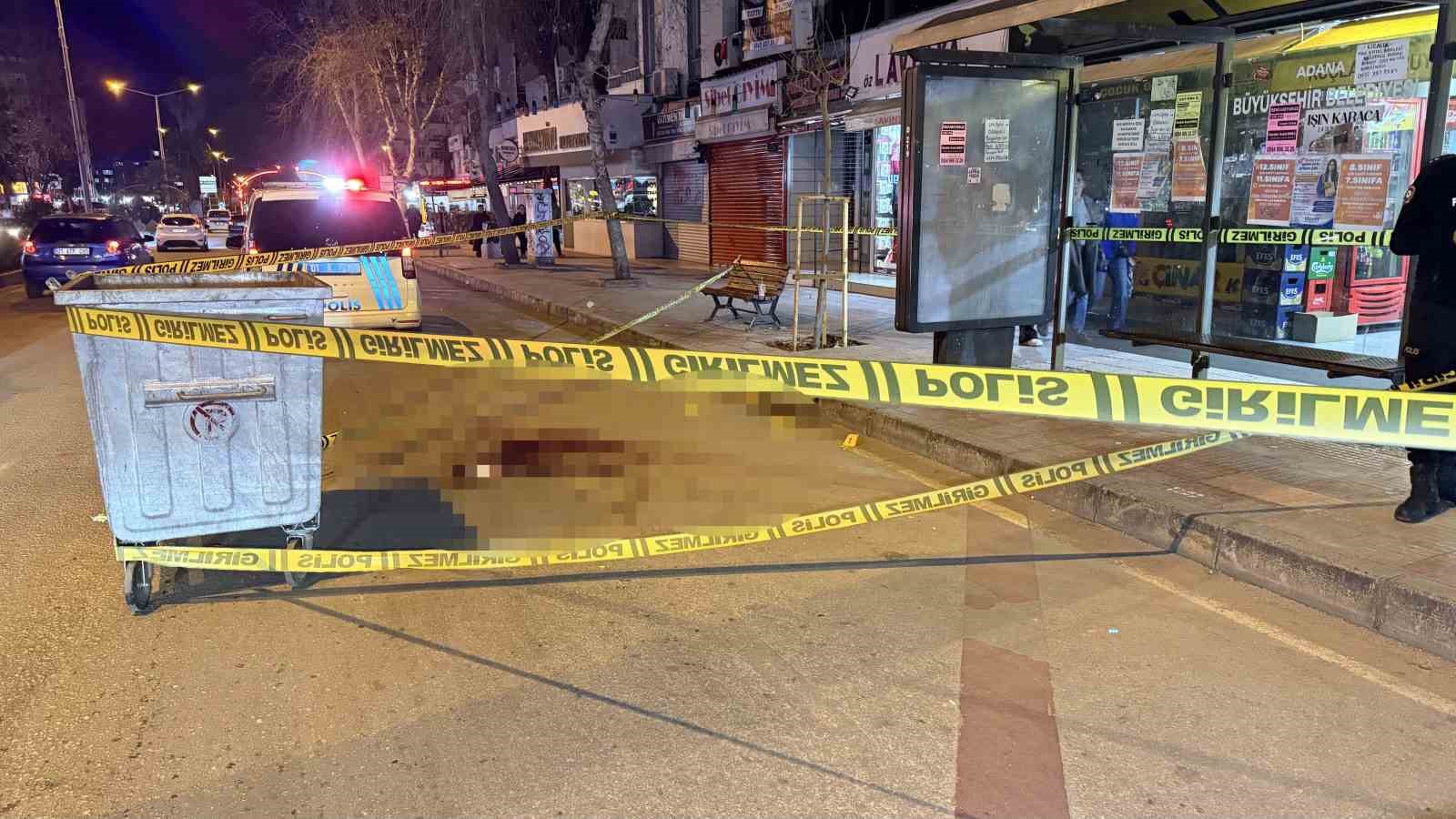 Otobüs beklerken husumetlisi tarafından tabancayla vuruldu
