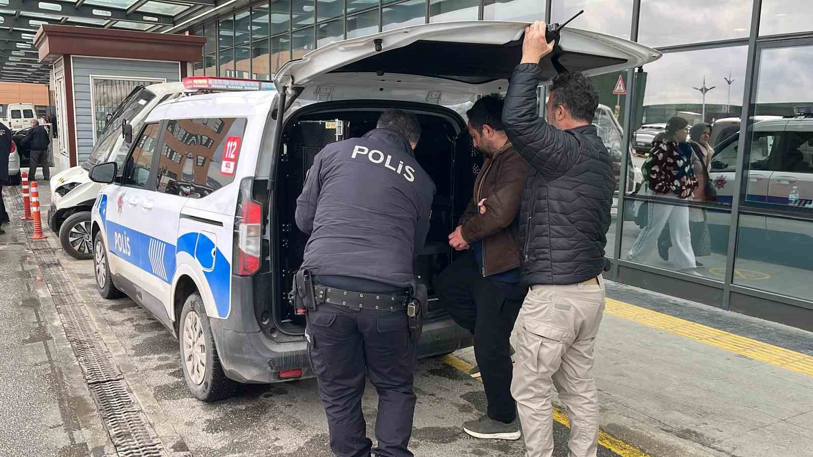 Otobüs durağında uyuşturucu kullanan şüpheli polisten kaçamadı

