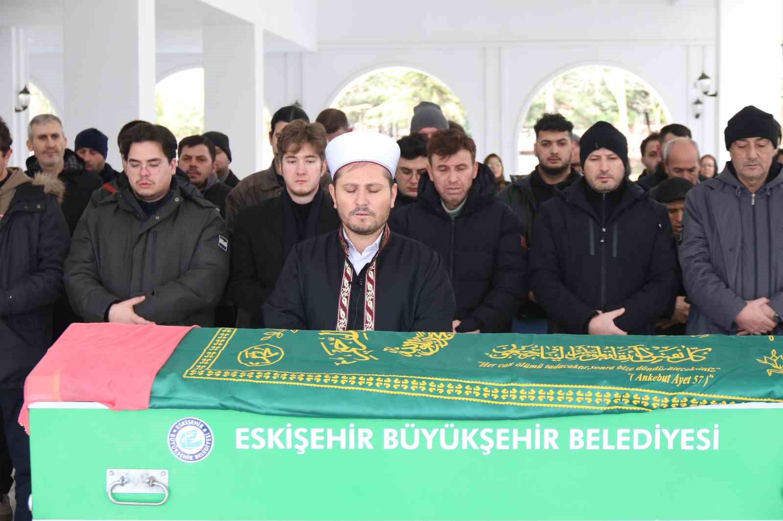 Otobüs kazasında hayatını kaybeden Eskişehirli Resmiye Göktepe son yolculuğuna uğurlandı
