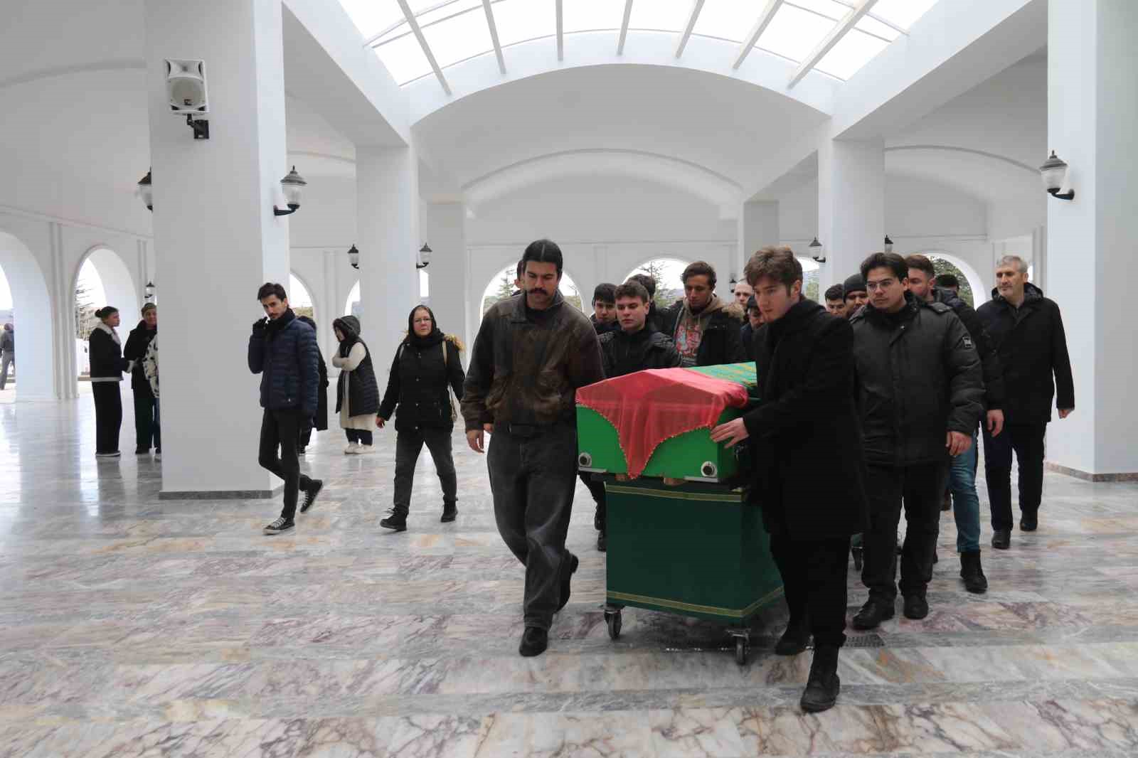 Otobüs kazasında hayatını kaybeden Eskişehirli Resmiye Göktepe son yolculuğuna uğurlandı
