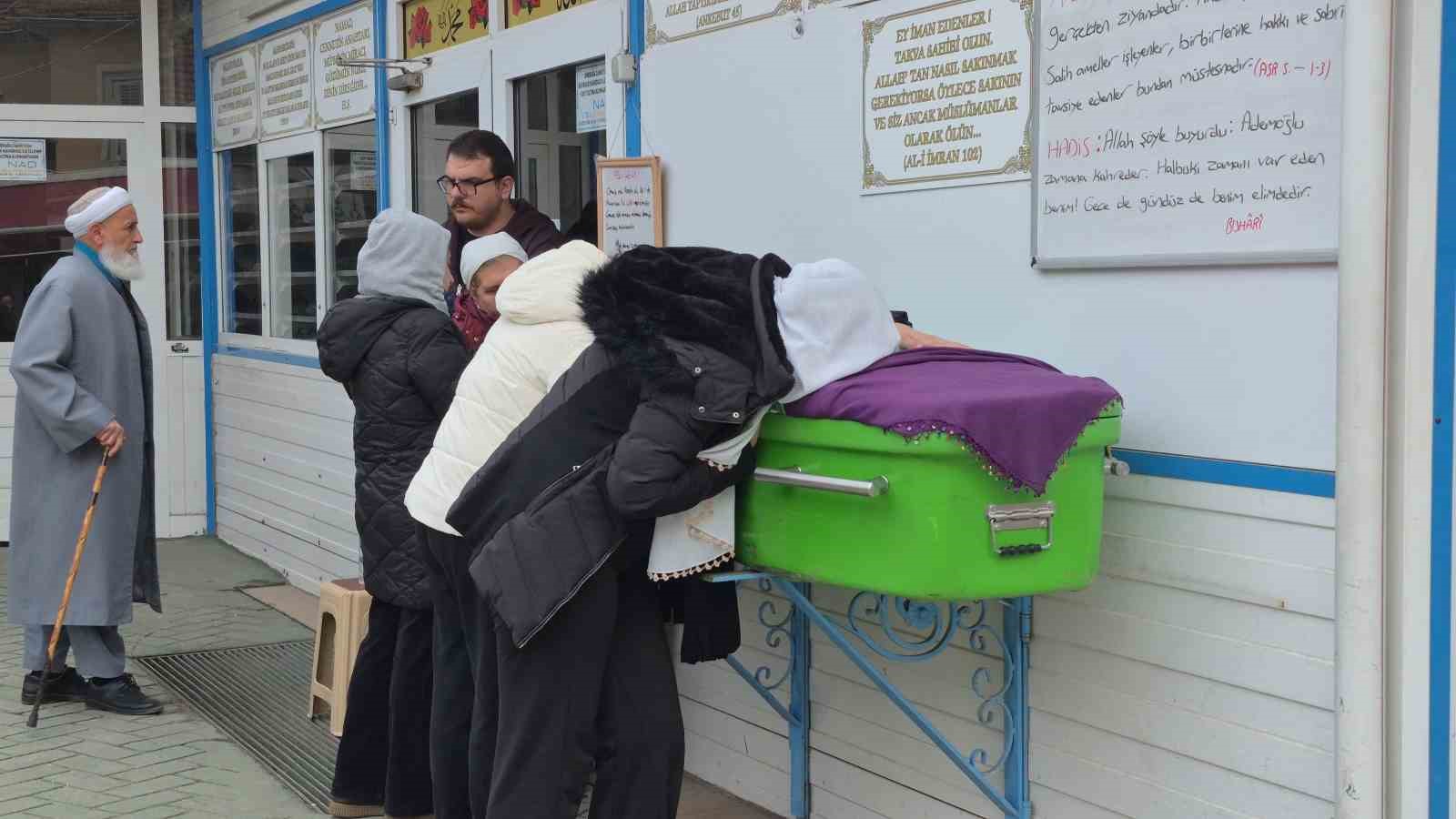 Otobüs kazasında ölen kadın son yolculuğuna uğurlandı
