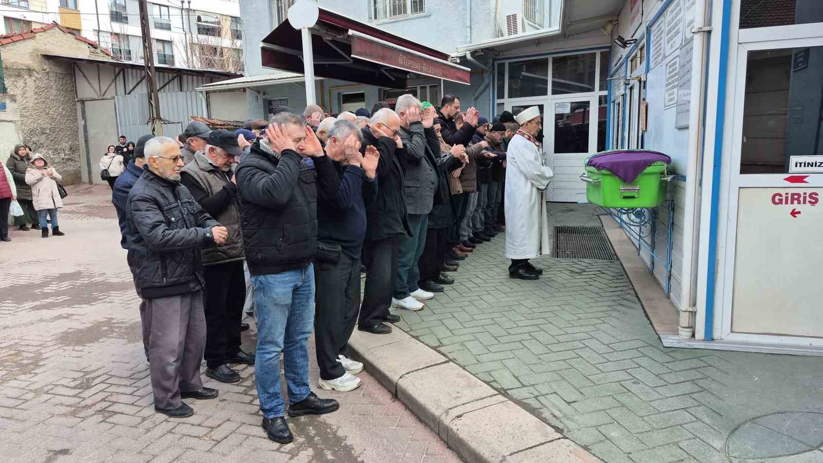 Otobüs kazasında ölen kadın son yolculuğuna uğurlandı
