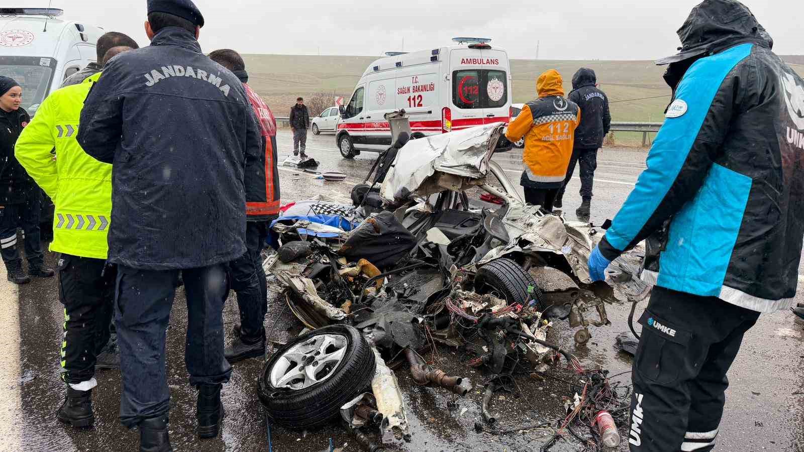 Otobüs otomobili kağıt gibi ezdi: 3 ölü, 1 yaralı
