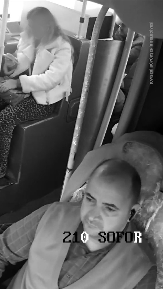 Otobüs şoförü fenalaşan yolcuyu hastaneye yetiştirdi
