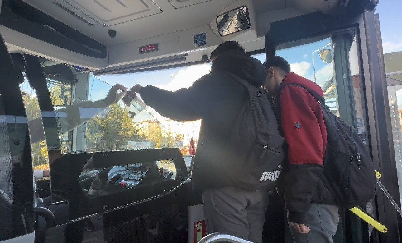 Otobüs şoförü iftara yetişemeyen yolculara yiyecek dağıttı
