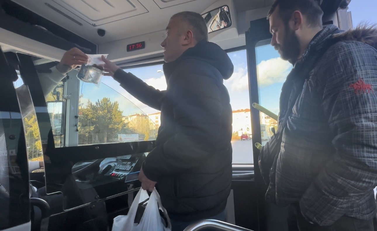 Otobüs şoförü iftara yetişemeyen yolculara yiyecek dağıttı
