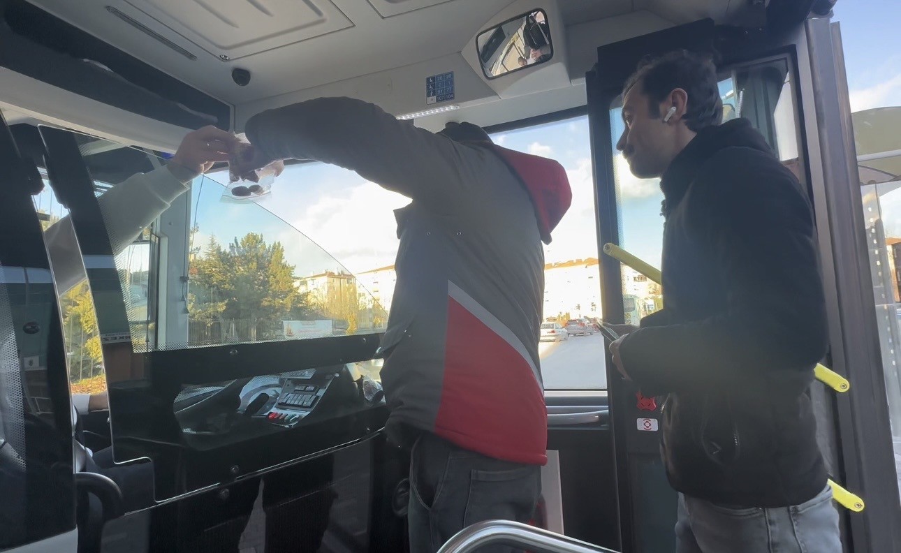 Otobüs şoförü iftara yetişemeyen yolculara yiyecek dağıttı
