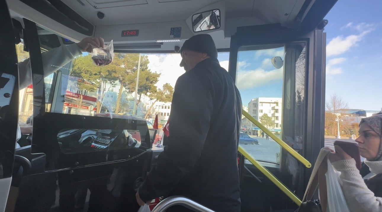 Otobüs şoförü iftara yetişemeyen yolculara yiyecek dağıttı
