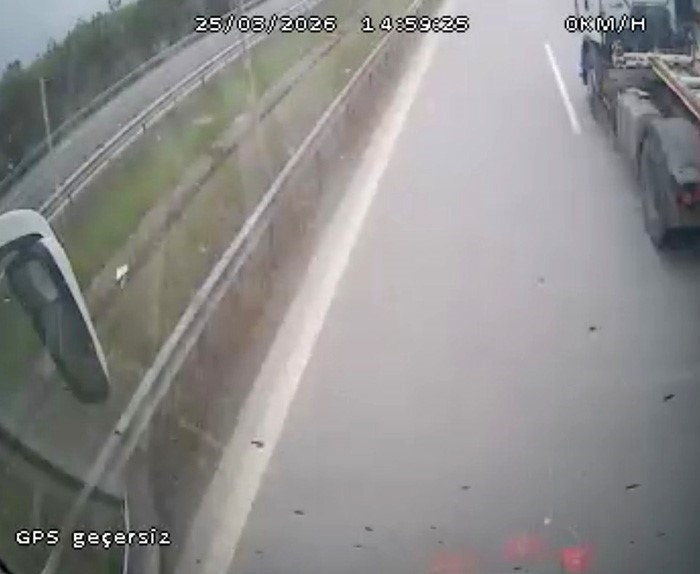 Otobüs şoförünün manevrası faciayı önledi: O anlar kamerada
