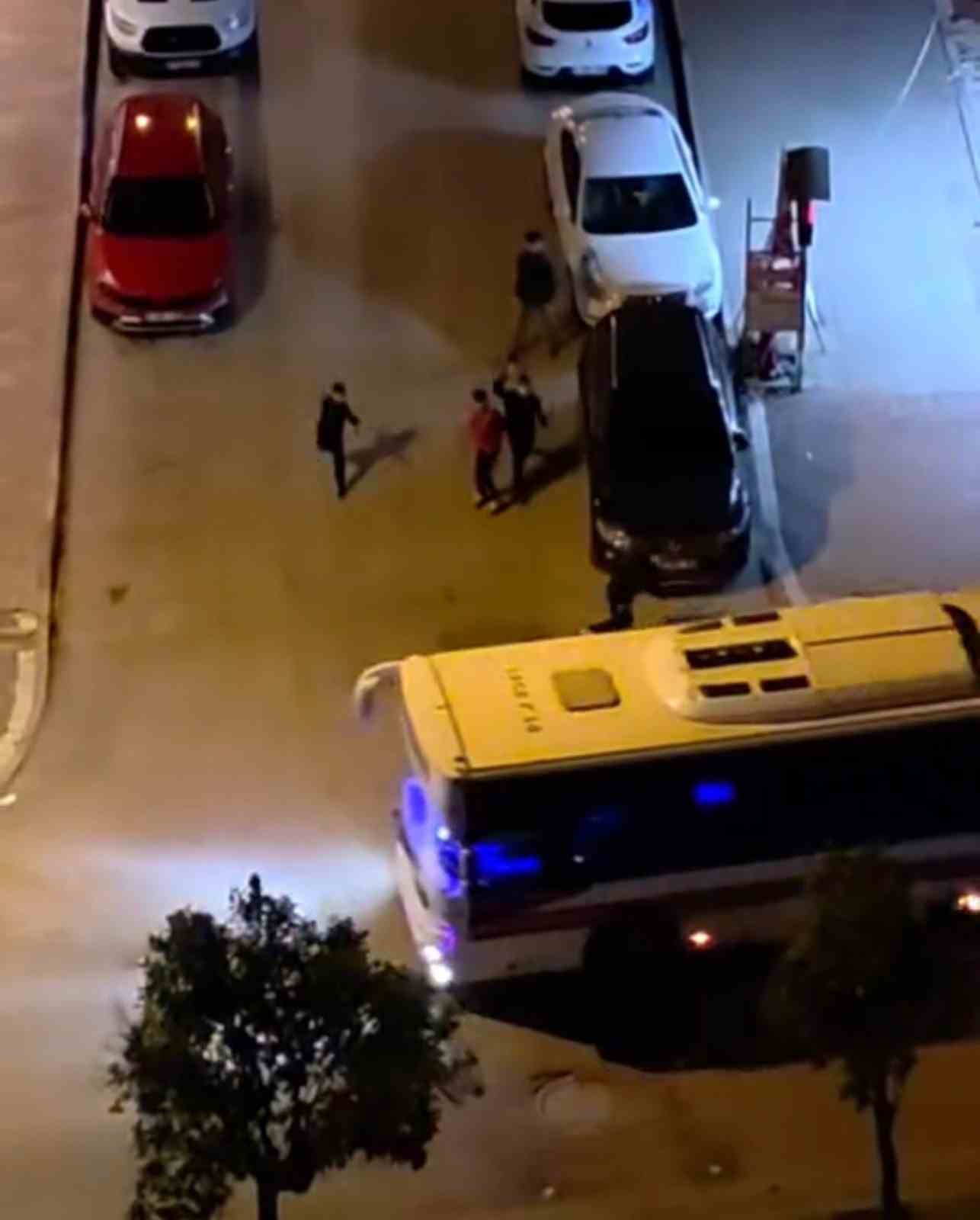 Otobüse turunç fırlattılar
