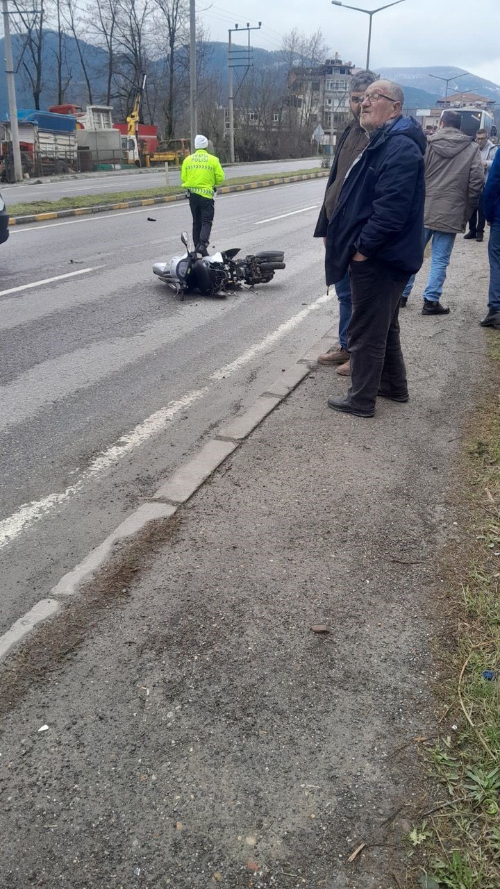 Otobüsle çarpışan motosiklet sürücüsü hayatını kaybetti
