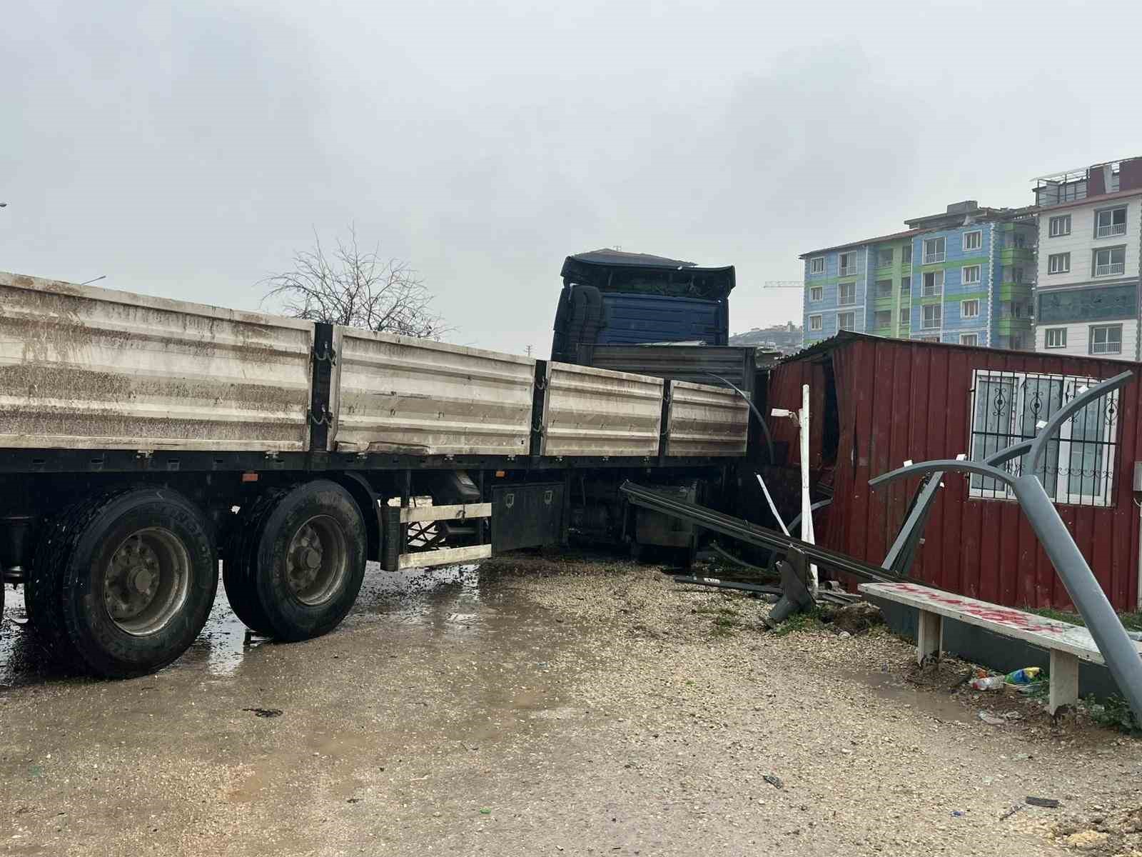 Otobüsle çarpışan tır, barakaya daldı: Ekipler ve vatandaşlar dakikalarca olay yerinde yaralı aradı
