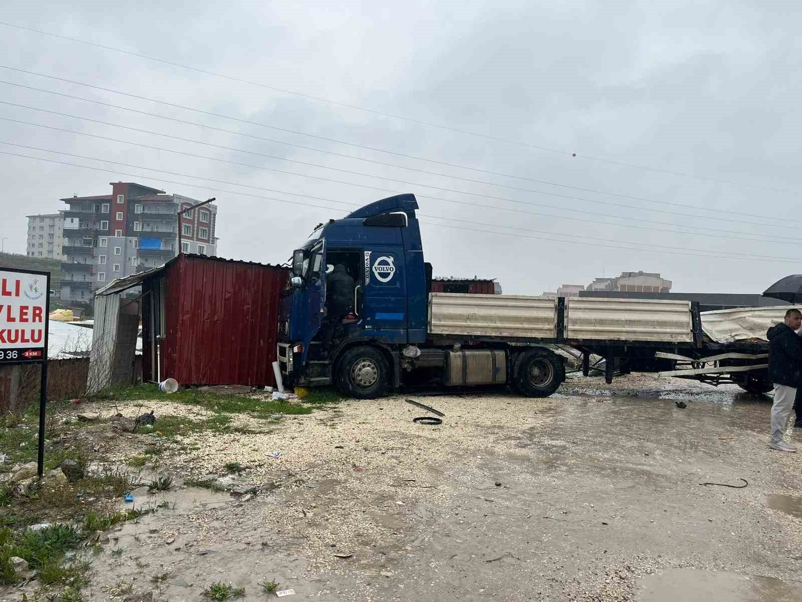 Otobüsle çarpışan tır, barakaya daldı: Ekipler ve vatandaşlar dakikalarca olay yerinde yaralı aradı
