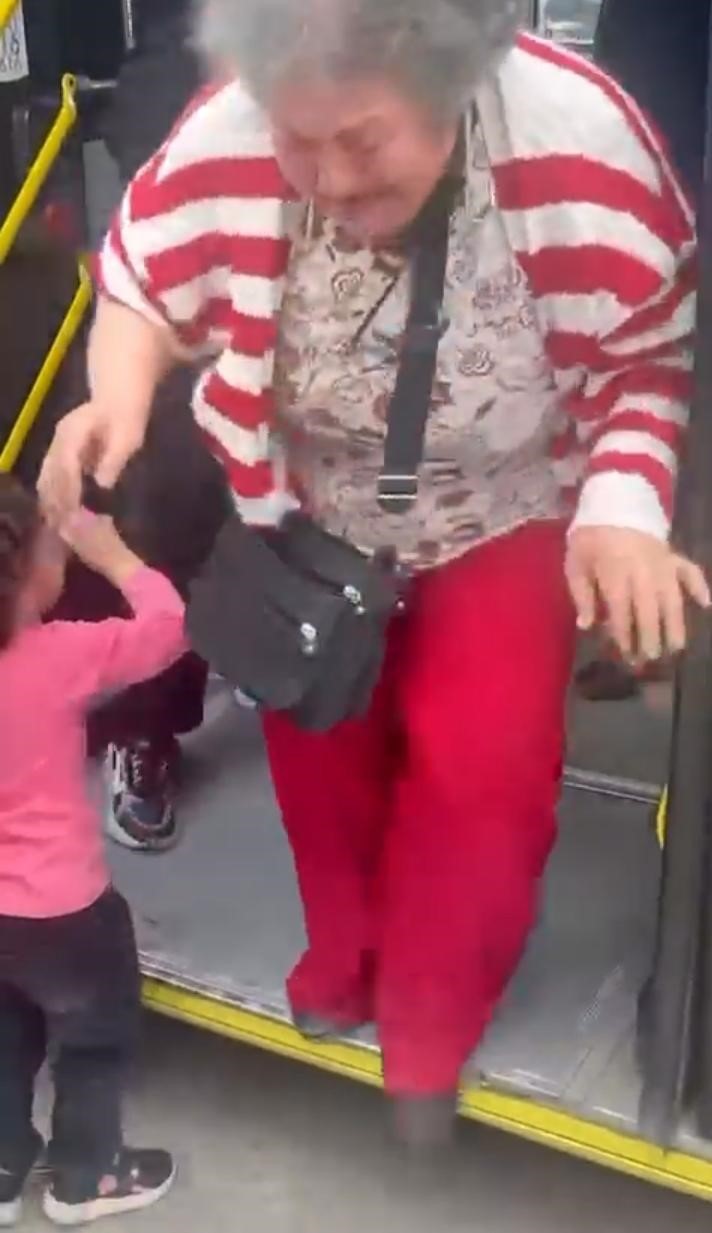 Otobüste kadınlar yer kavgasında şoförün kolunu ısırdı
