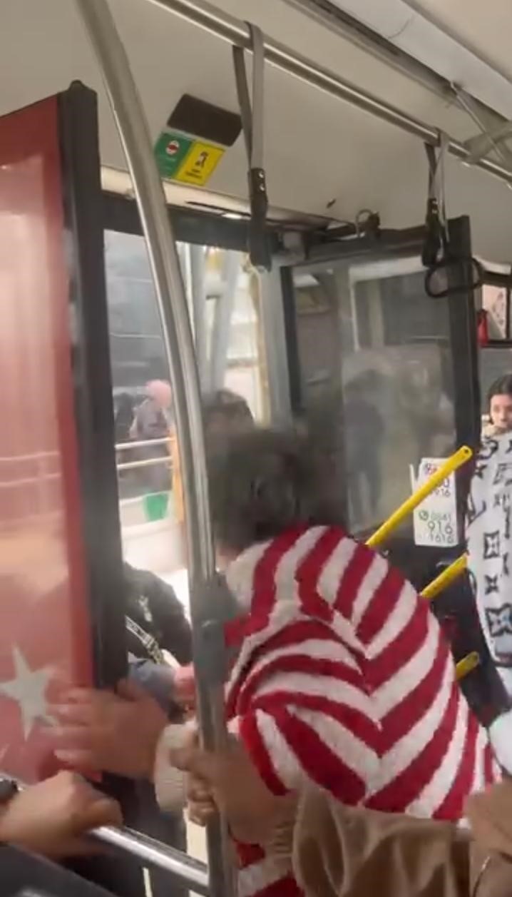 Otobüste kadınlar yer kavgasında şoförün kolunu ısırdı
