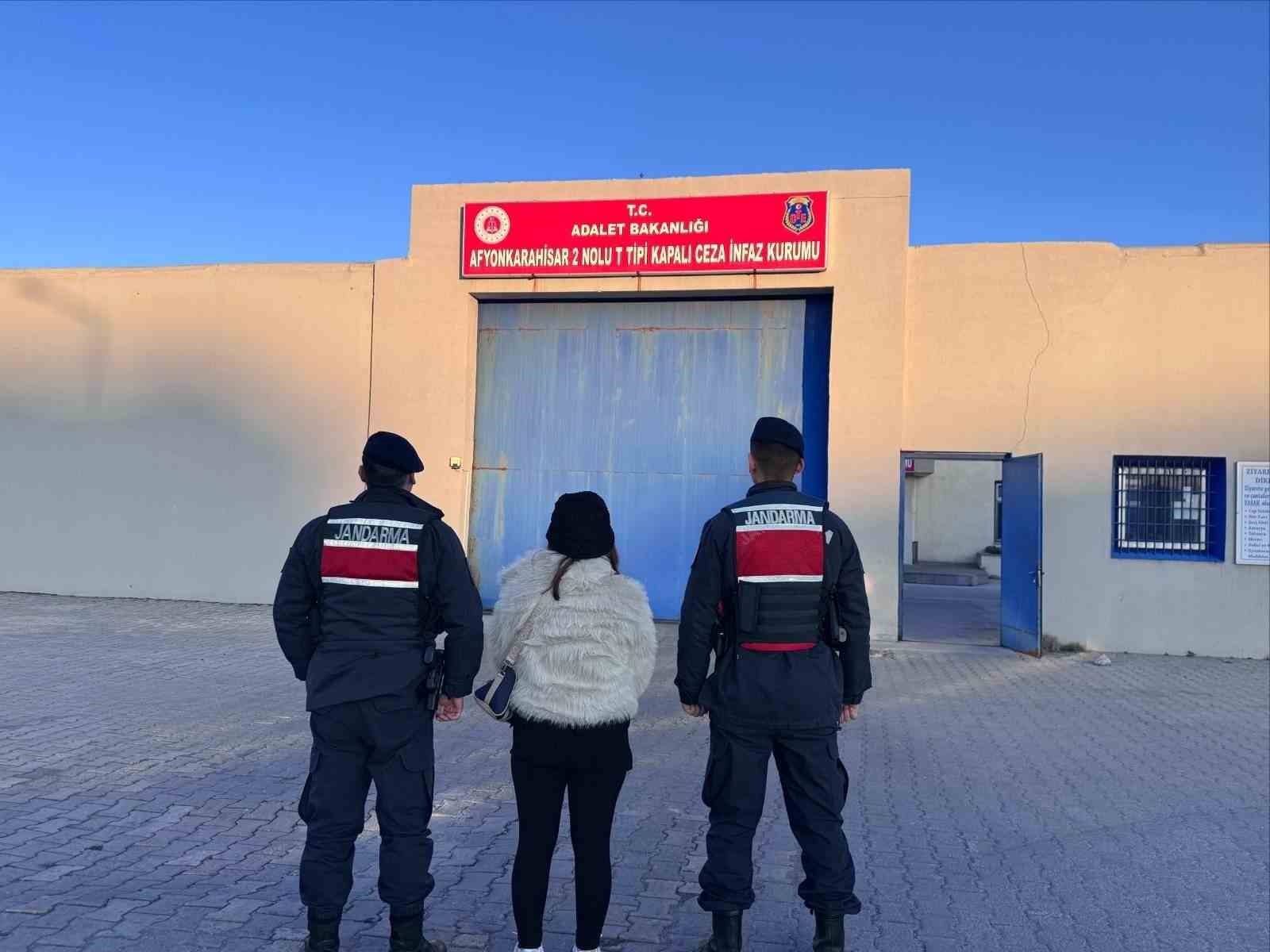 Otobüste seyahat eden şahıs 8 bin 190 adet uyuşturucu hapla yakalandı
