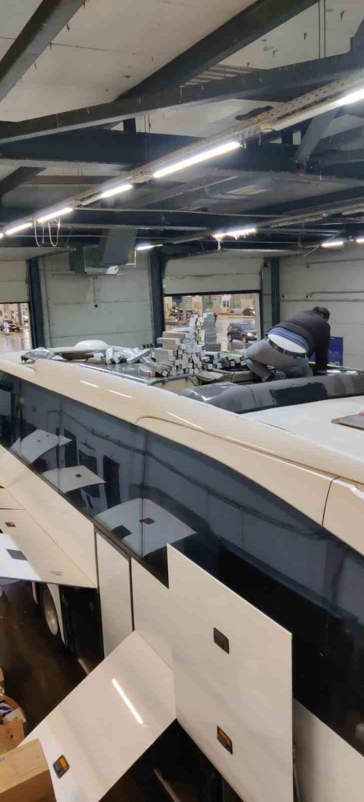 Otobüste tavan klimasına gizlenen 45 bin 200 paket sigara gümrüğe takıldı
