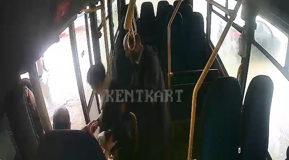 Otobüsü ambulansa çevirdi, bayılan öğrenciyi hastaneye taşıdı
