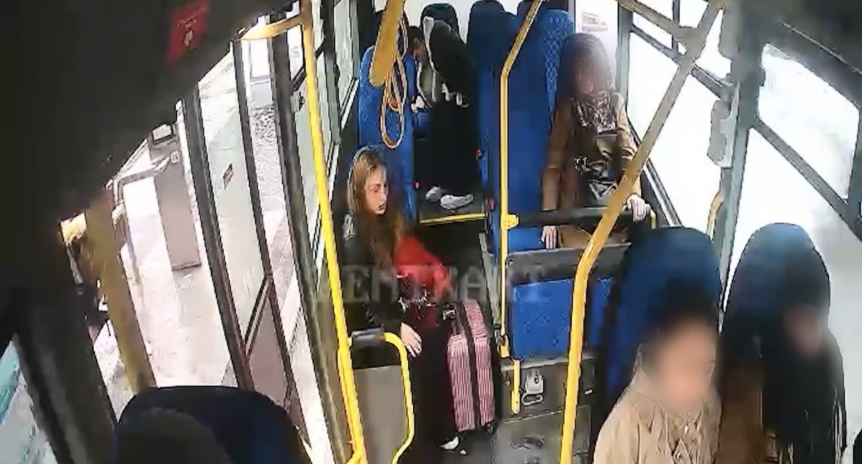 Otobüsü ambulansa çevirdi, bayılan öğrenciyi hastaneye taşıdı
