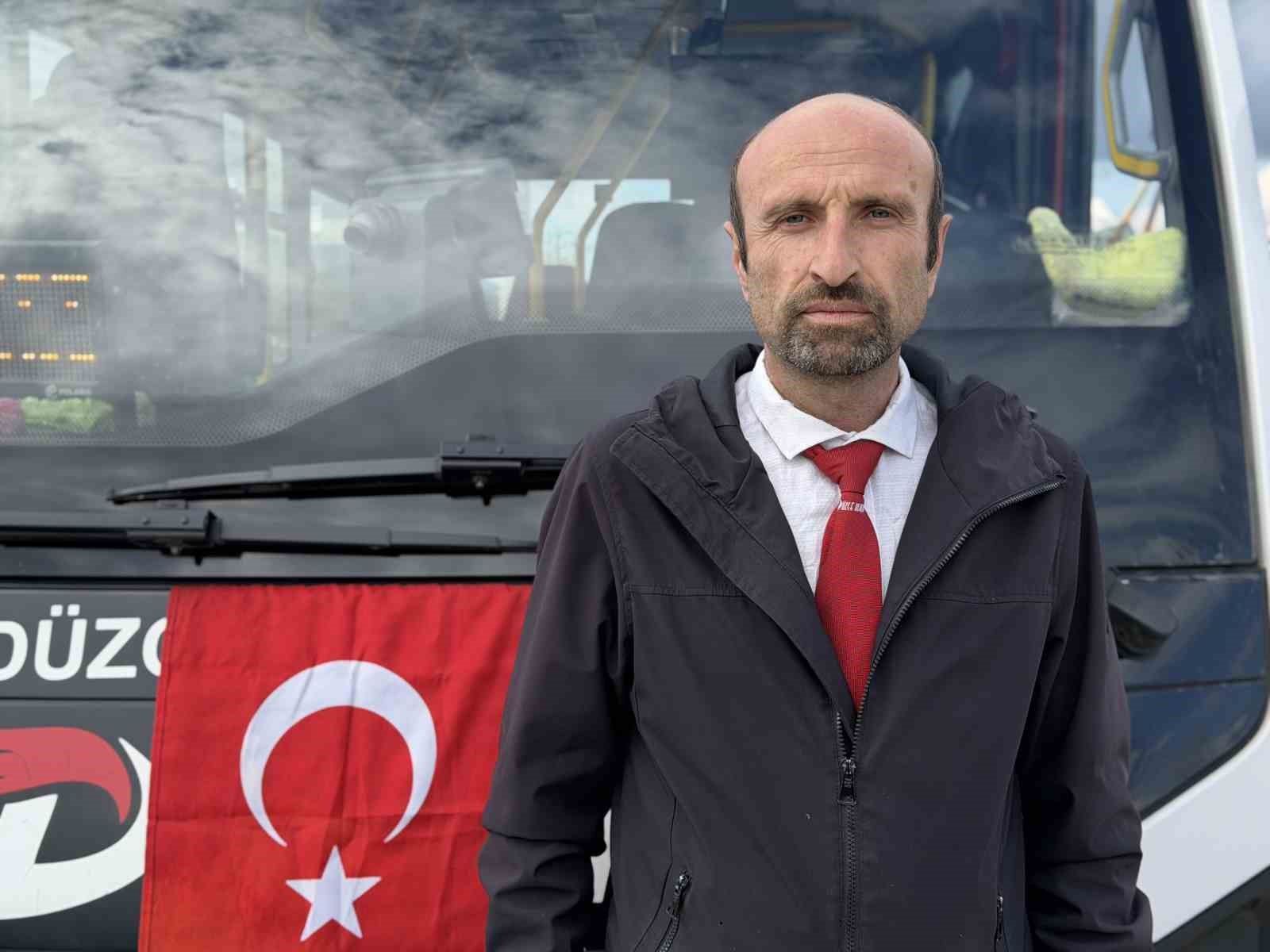 Otobüsü ambulansa çevirdi, bayılan öğrenciyi hastaneye taşıdı
