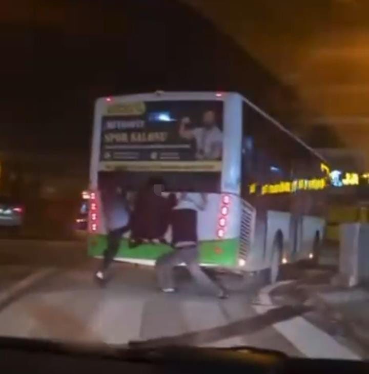 Otobüsün arkasına tutunan çocuklar yürekleri ağza getirdi
