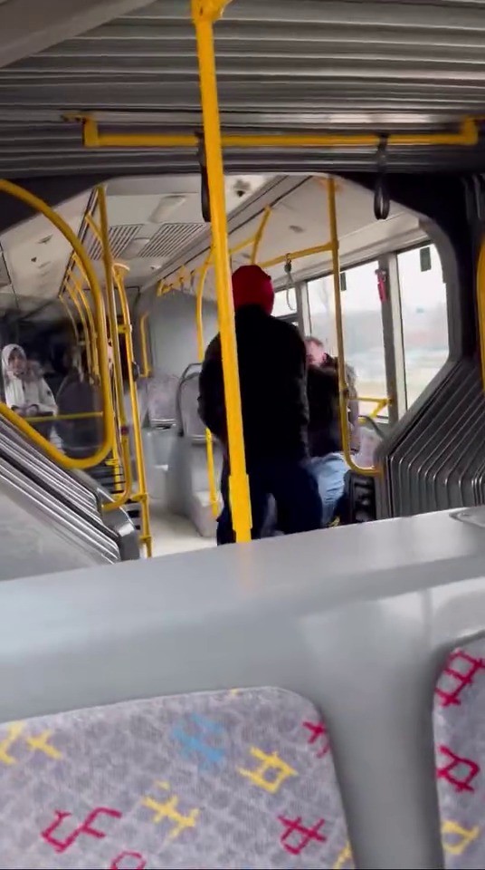 Otobüsün içinde tekme tokat böyle darp etti..."Komutanıma bıçak çekmişti"
