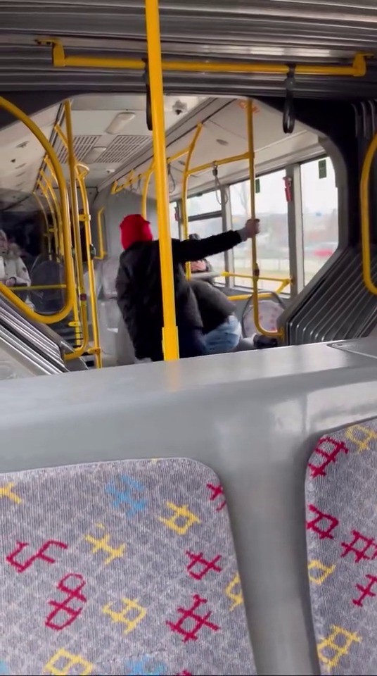 Otobüsün içinde tekme tokat böyle darp etti..."Komutanıma bıçak çekmişti"
