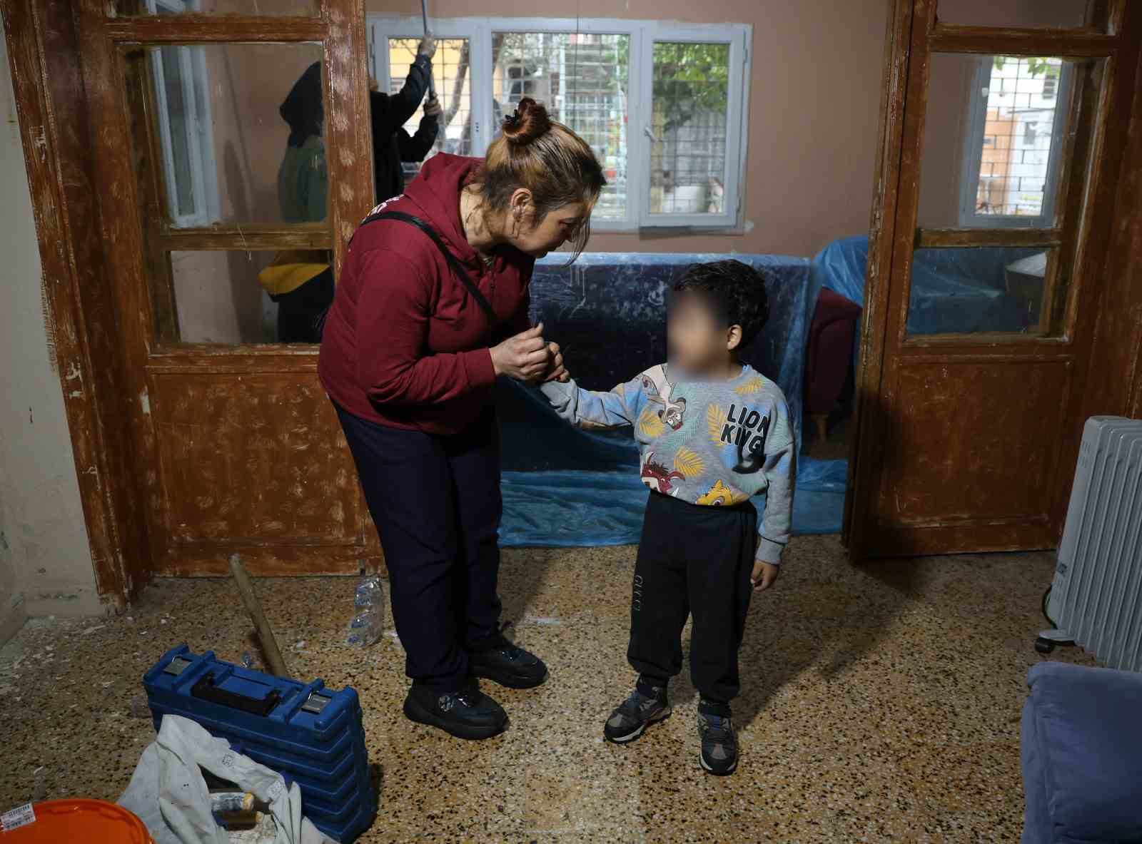 Otogarda söyledikleriyle yürekleri dağlayan çocuk ve ailesi, yeni evlerine kavuştu
