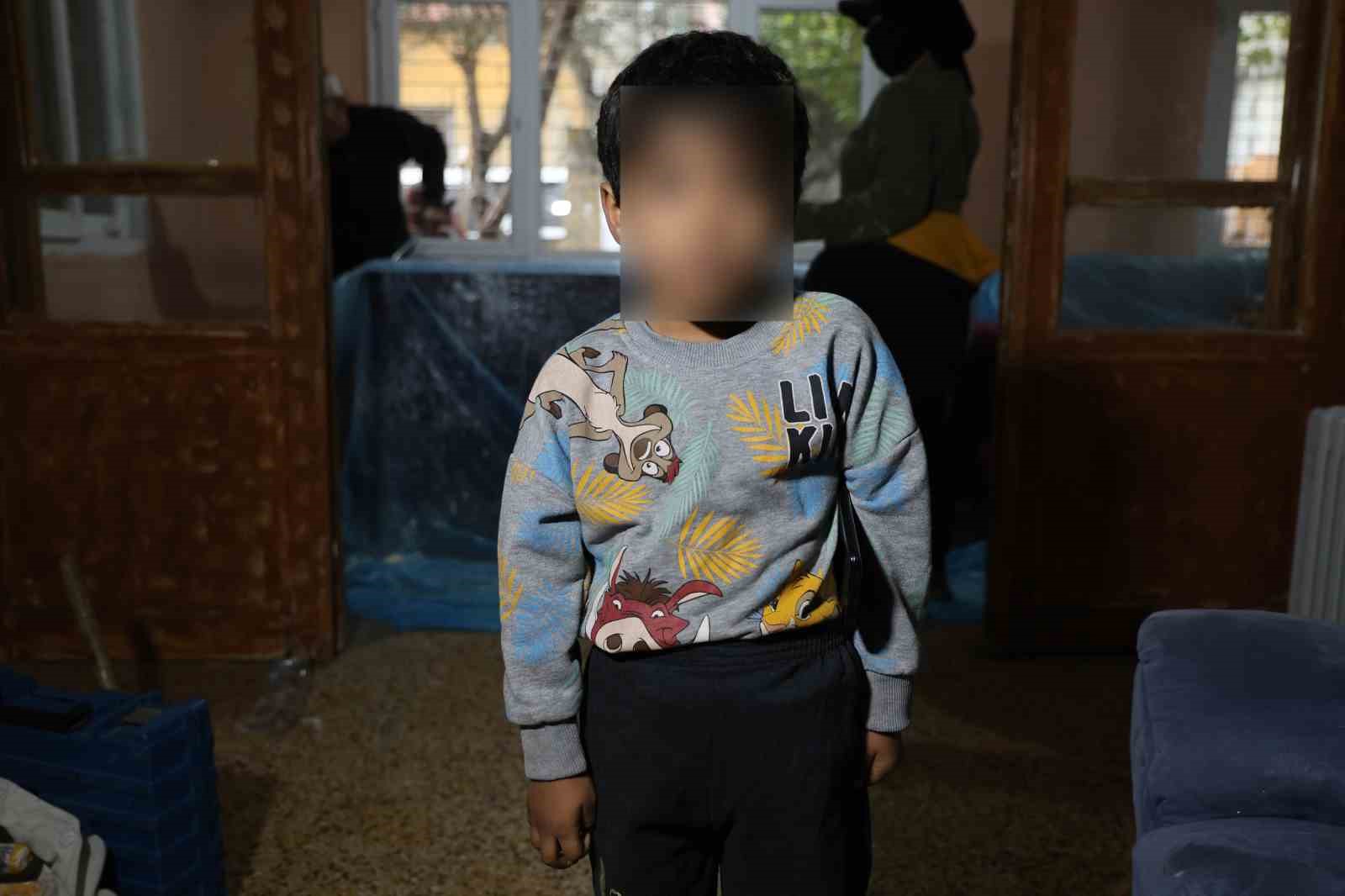 Otogarda söyledikleriyle yürekleri dağlayan çocuk ve ailesi, yeni evlerine kavuştu
