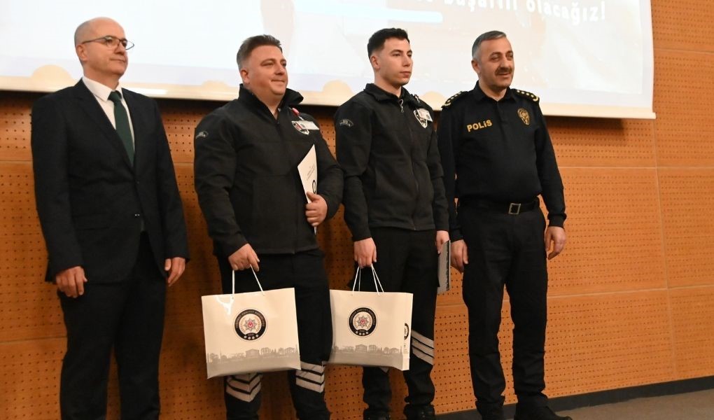 Otogarda uyuşturucu sevkiyatını engelleyen güvenlik personeline plaket
