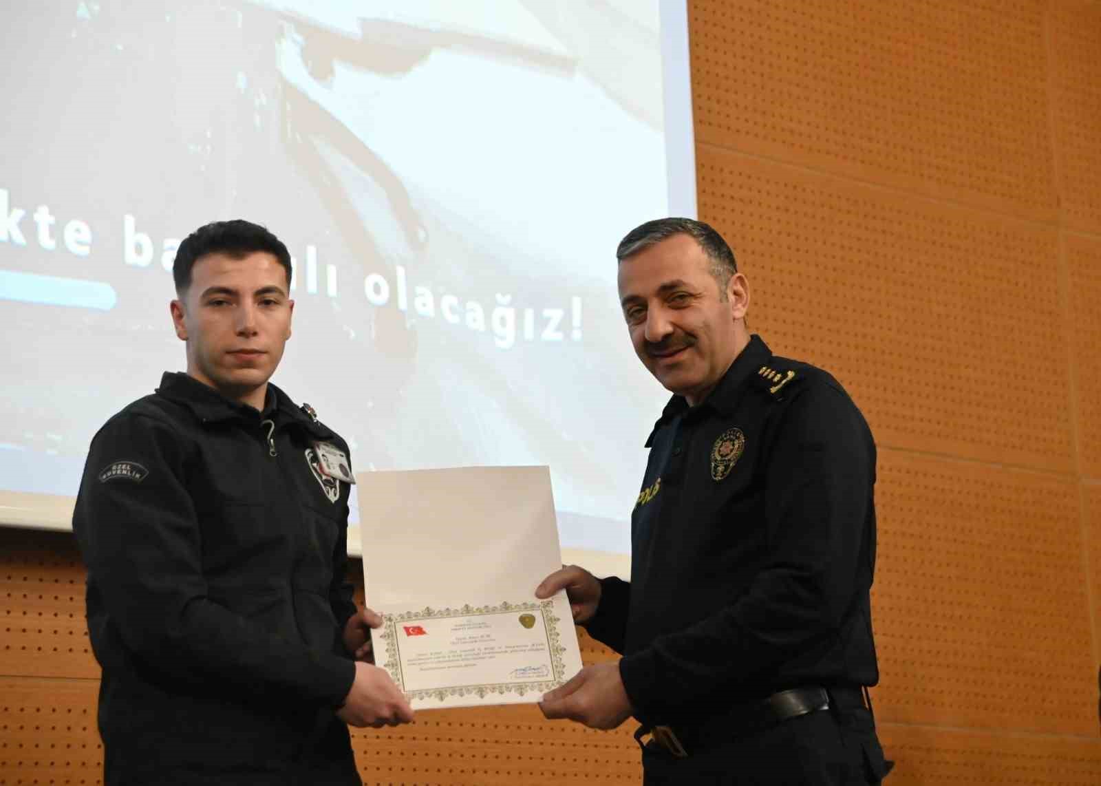 Otogarda uyuşturucu sevkiyatını engelleyen güvenlik personeline plaket
