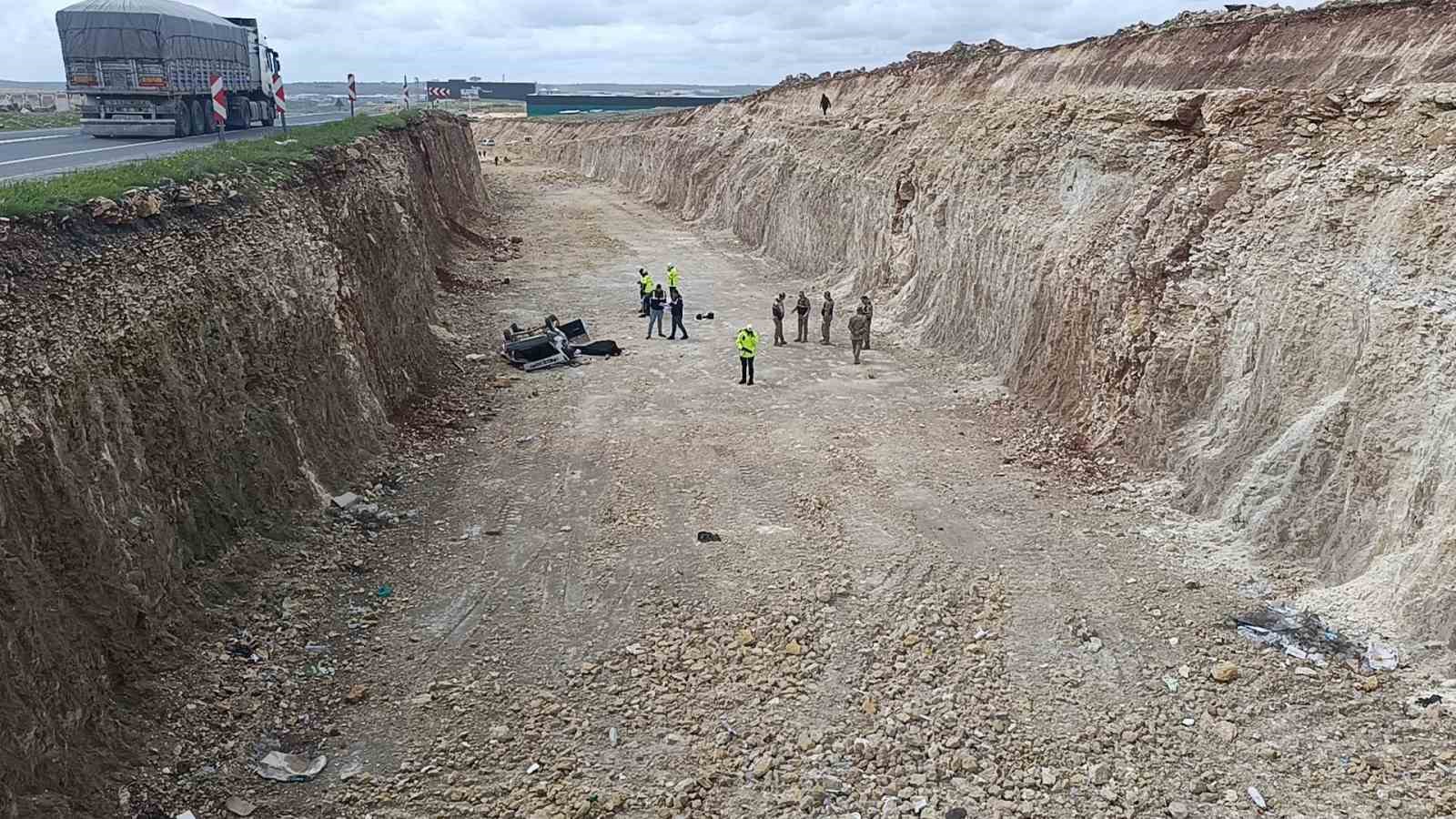 Otomobil 10 metrelik çukura düştü: 1 ölü, 1 yaralı
