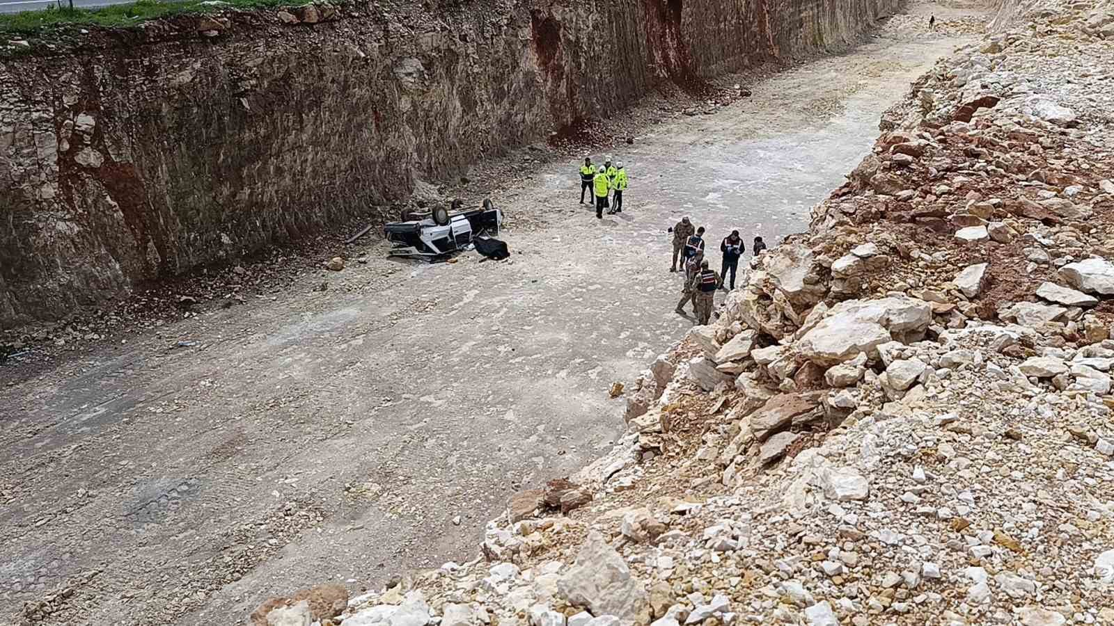 Otomobil 10 metrelik çukura düştü: 1 ölü, 1 yaralı
