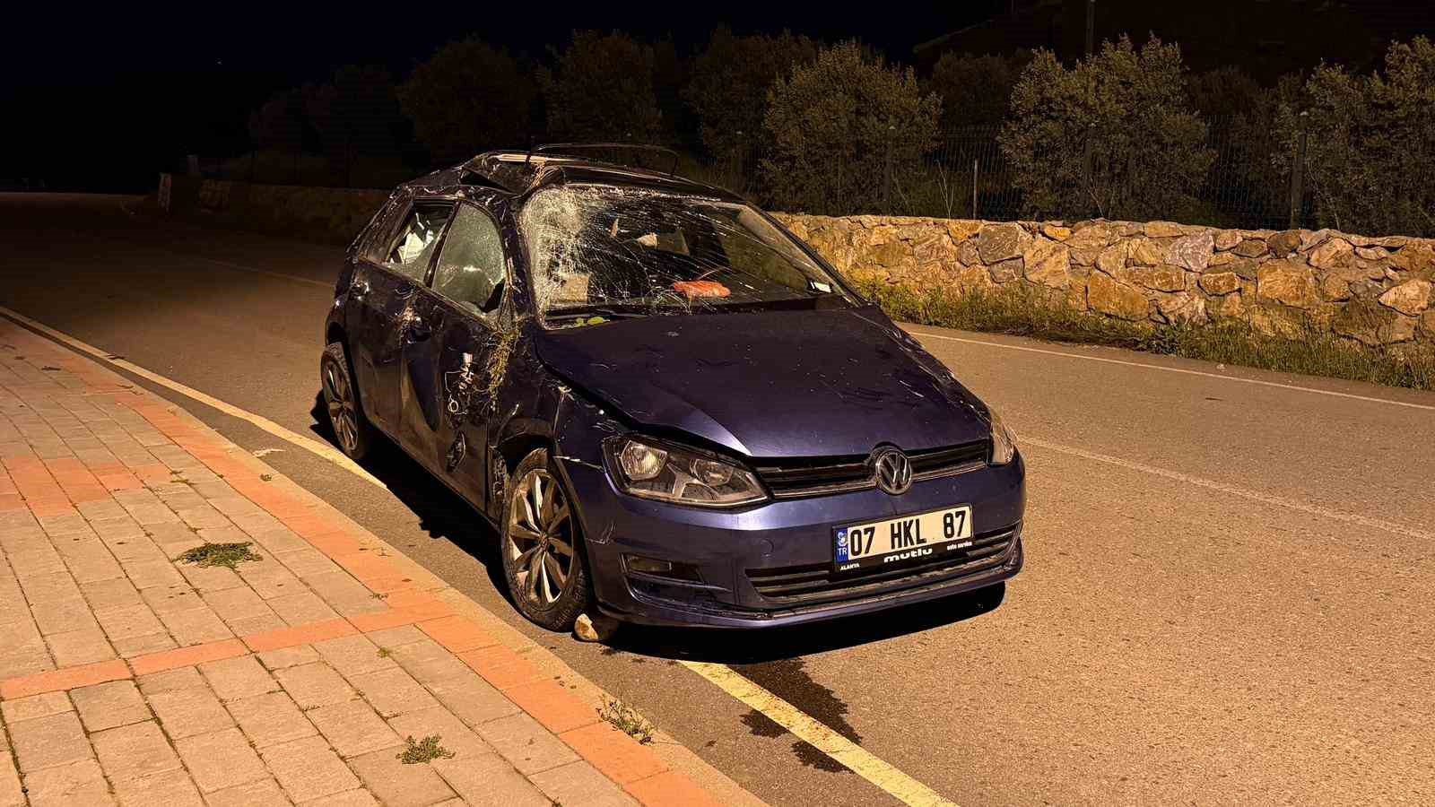 Otomobil 7 metre yükseklikten yuvarlandı, sürücü burnu kanamadan araçtan çıktı
