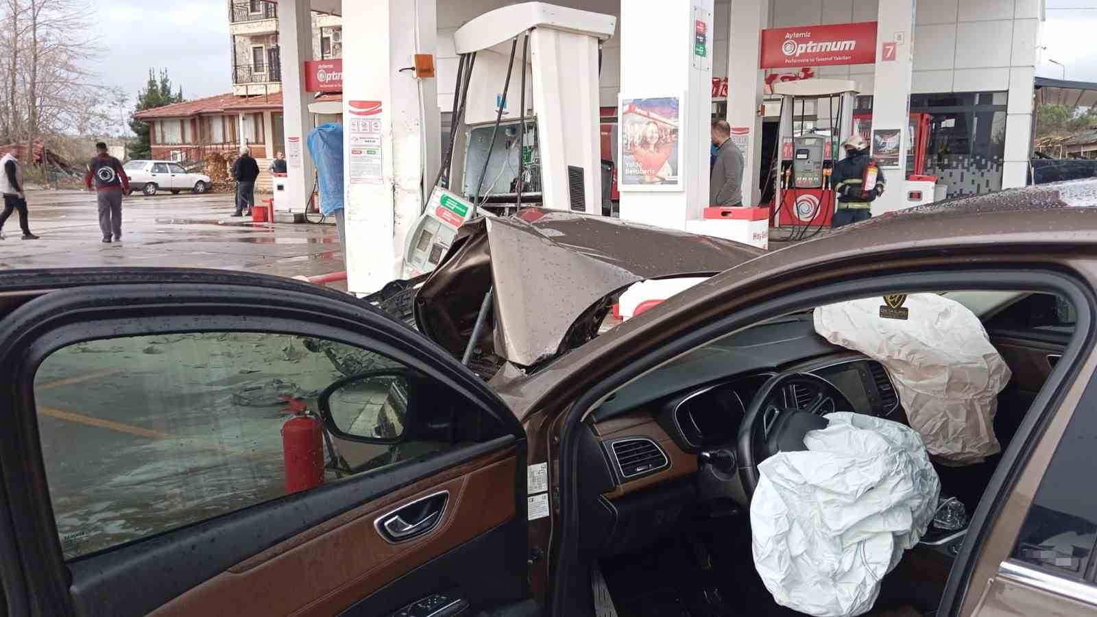 Otomobil akaryakıt istasyonuna daldı, facianın eşiğinden dönüldü

