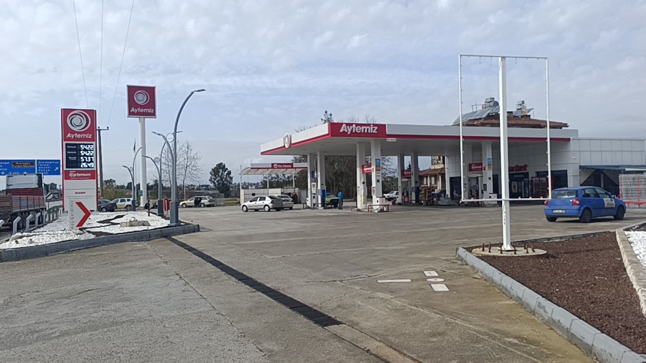 Otomobil akaryakıt istasyonuna daldı, facianın eşiğinden dönüldü
