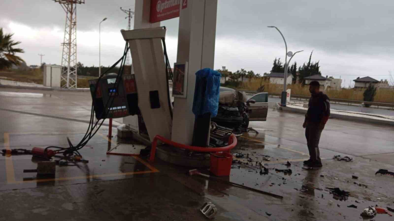 Otomobil akaryakıt istasyonuna daldı, facianın eşiğinden dönüldü
