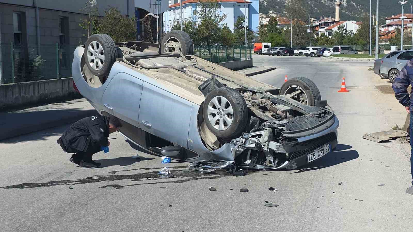 Otomobil aydınlatma direğine çarpıp ters döndü, sürücü yaralandı
