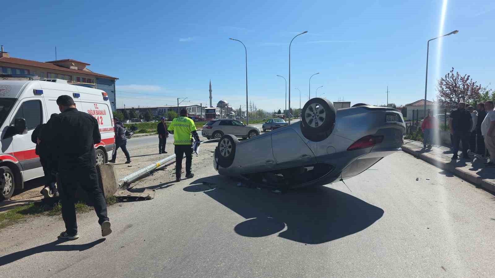 Otomobil aydınlatma direğine çarpıp ters döndü, sürücü yaralandı
